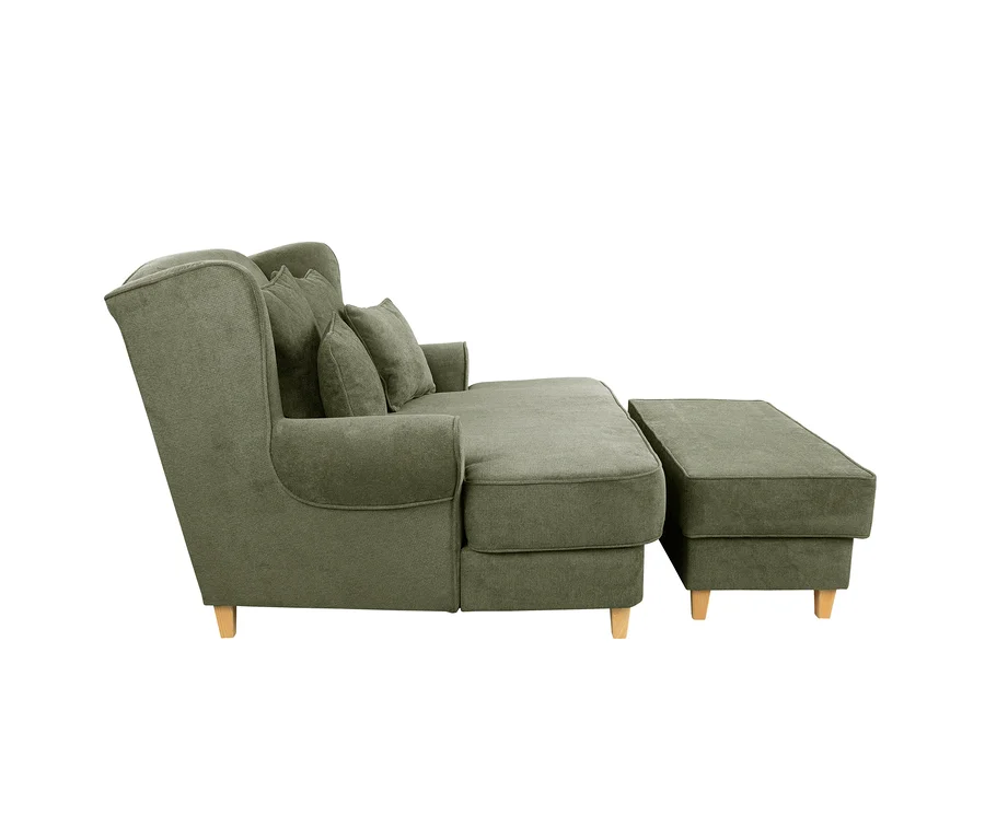 Olivgrünes Stoffsofa mit Ohrenlehne, Récamiere und passendem Hocker, alle mit Holzbeinen, vor weißem Hintergrund.