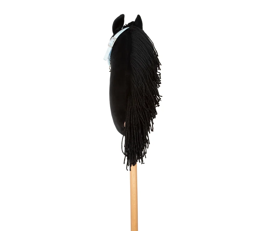 Schwarzes small foot Hobby-Horse Melodie mit schwarzer Mähne, Ohren und hellblauer Trense auf einem Holzstab.