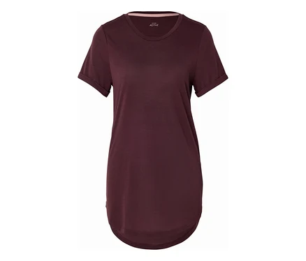 Ein weinrotes, kurzärmeliges T-Shirt mit abgerundetem Saum liegt auf einem weißen Hintergrund.