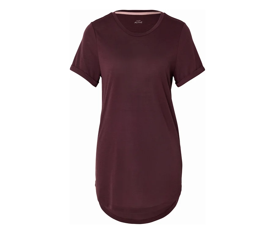 Ein weinrotes, kurzärmeliges T-Shirt mit abgerundetem Saum liegt auf einem weißen Hintergrund.