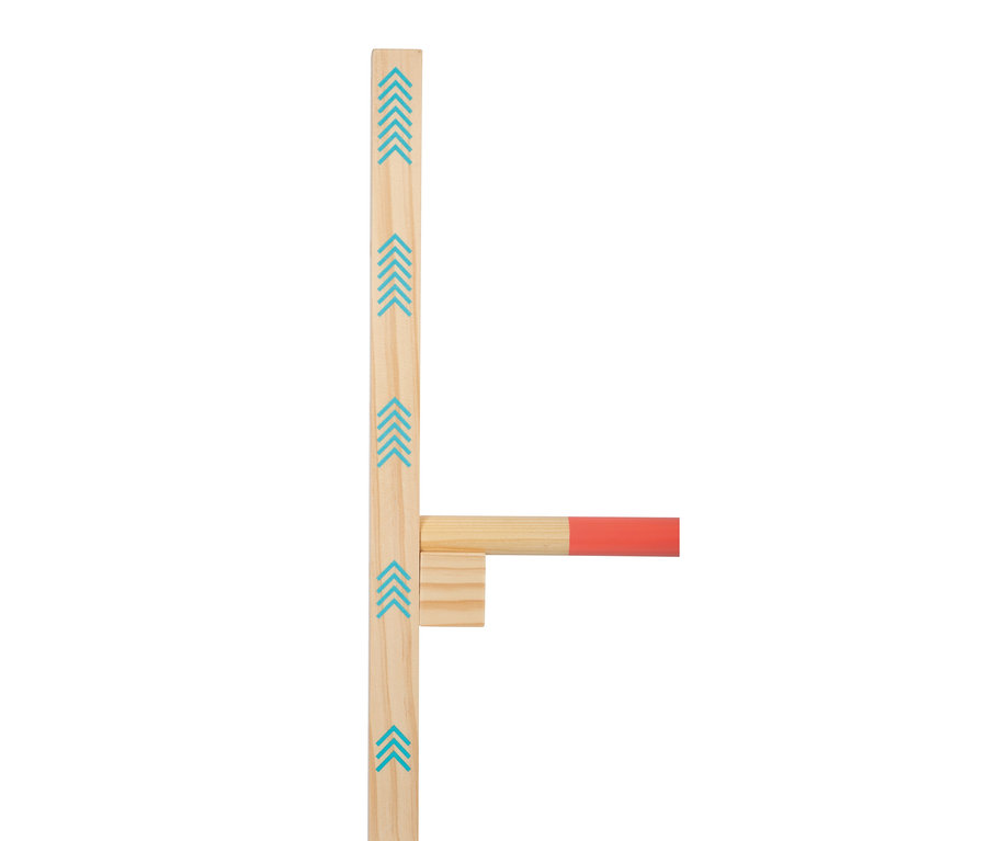 Helle Holzkonstruktion mit einem vertikalen Brett mit blauen Chevron-Mustern und einer horizontalen Holzstange mit orangefarbenem Ende, gestützt von einem kleinen Holzklotz.