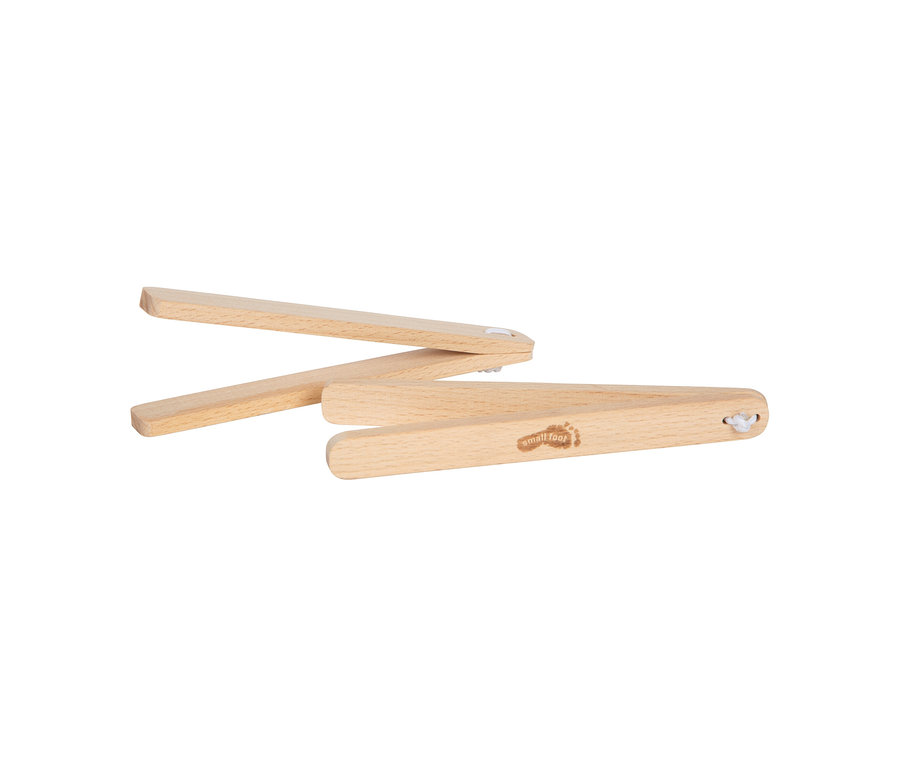 small foot Montessori-Bundle 1: Ein Holzspielzeug mit verbundenen Holzstäben, die im Zickzackmuster angeordnet sind. Das "small foot"-Logo ist auf einem Stab sichtbar.