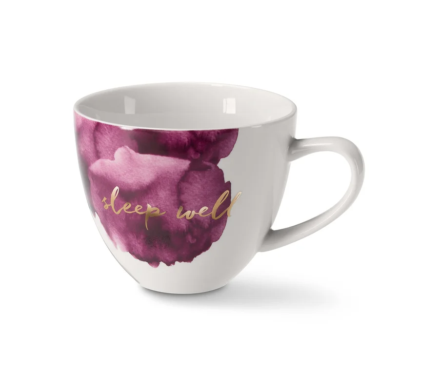 Eine weiße Teetasse mit lila Farbflecken und goldenem Schriftzug.