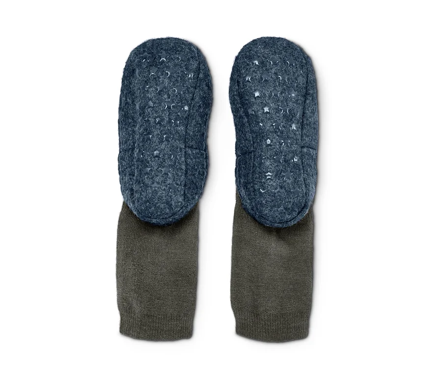 Zwei Kleinkinder-Hausschuh-Socken.