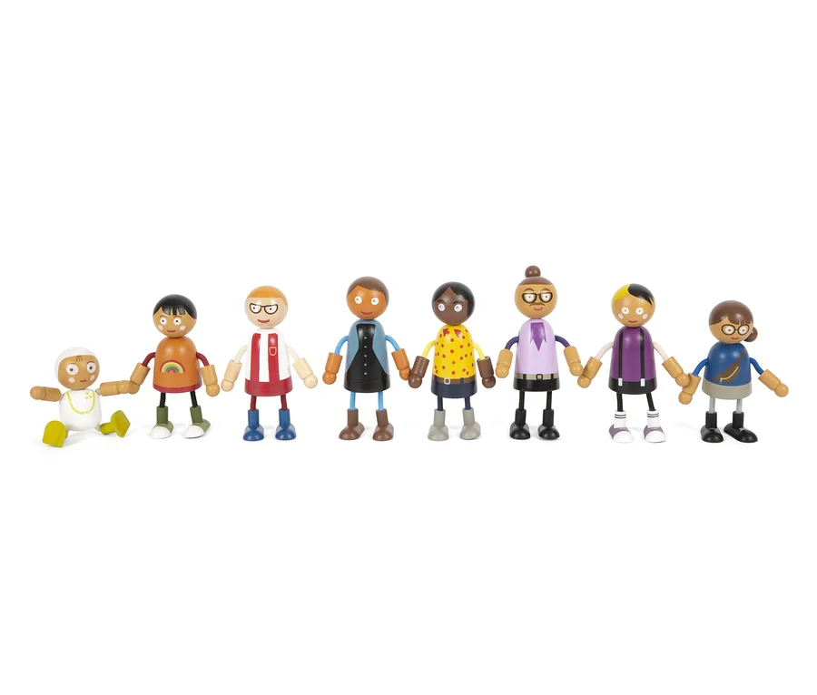 Reihe von acht hölzernen Biegepuppen der Familie small foot mit Baby.