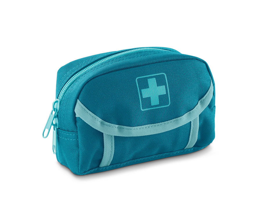 Eine blaue Erste-Hilfe-Tasche mit einem weißen Kreuz auf der Vorderseite.