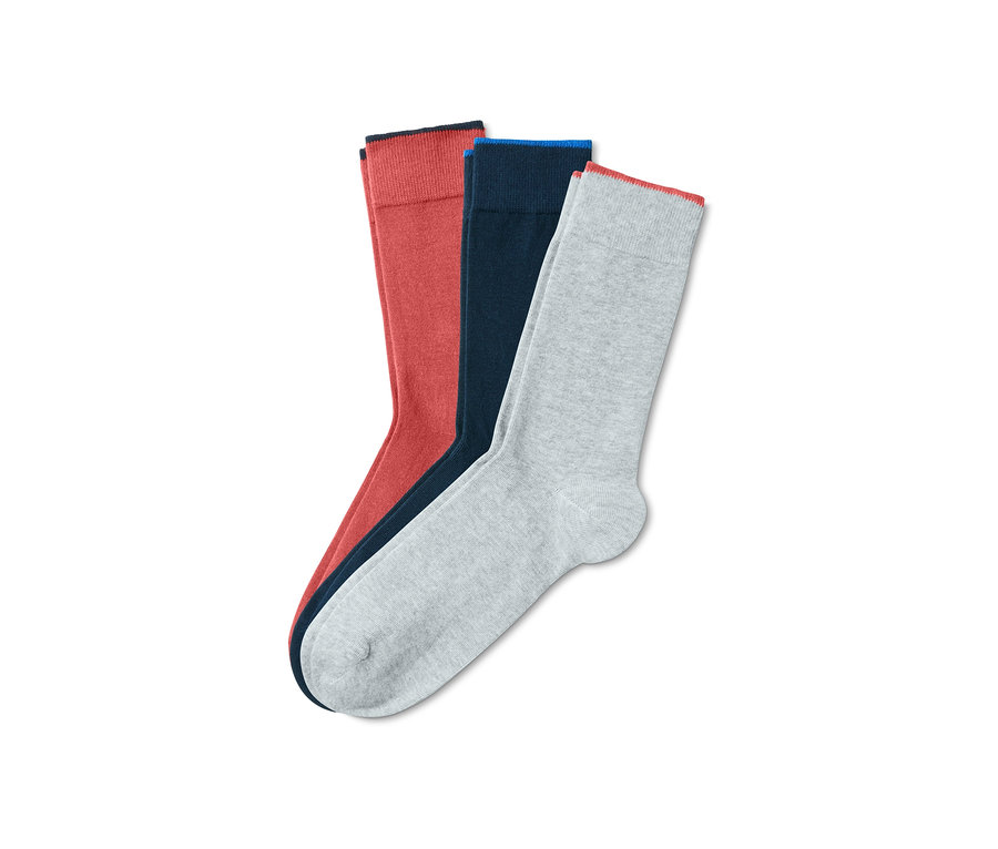 Drei Paar Socken liegen auf einem weißen Hintergrund.