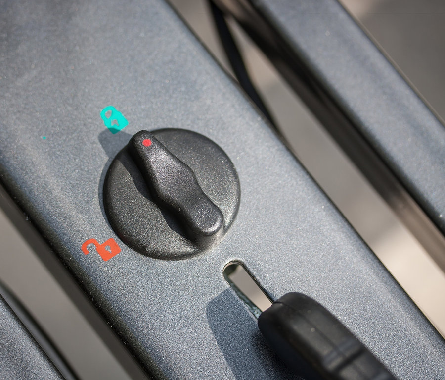 Nahaufnahme des schwarzen Schlosses mit Schlüssel am Fahrradträger »Poker-F«.