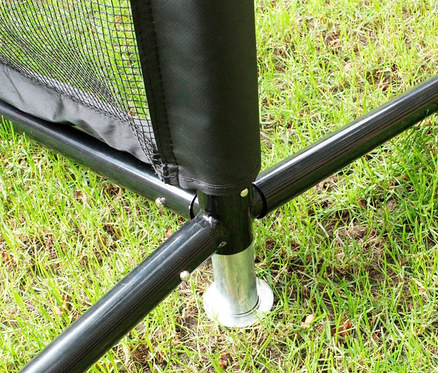 Detailansicht des unteren Teils des EXIT Multi-Sportnetzes »3000« auf Gras.