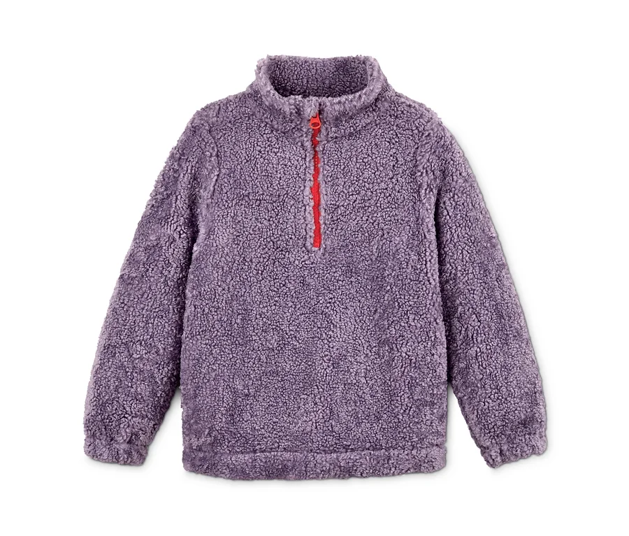 Lila Fleece-Troyer mit rotem Reißverschluss.