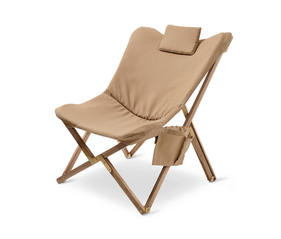 Ein zusammenklappbarer Relaxsessel mit Tragegurt, beige, mit Armlehne und Kopfstütze.