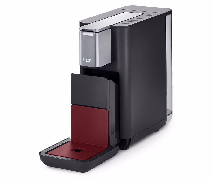 Qbo ESSENTIAL Dark Berry Kaffeemaschine mit offenem Kapselbehälter.