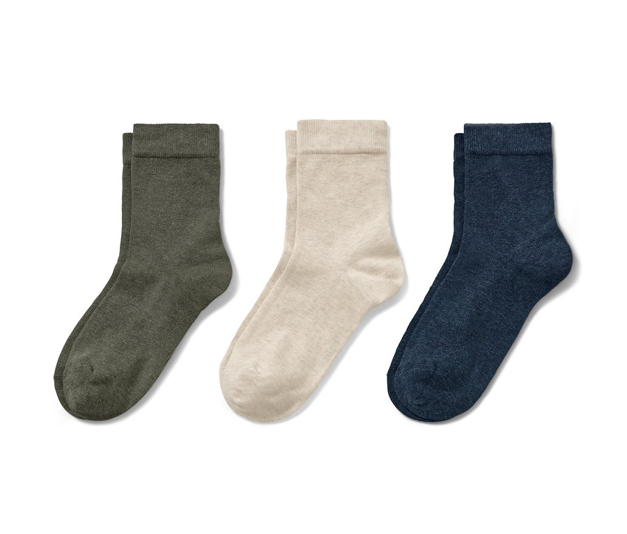 Drei Paar Socken in Olive, Beige und Dunkelblau.