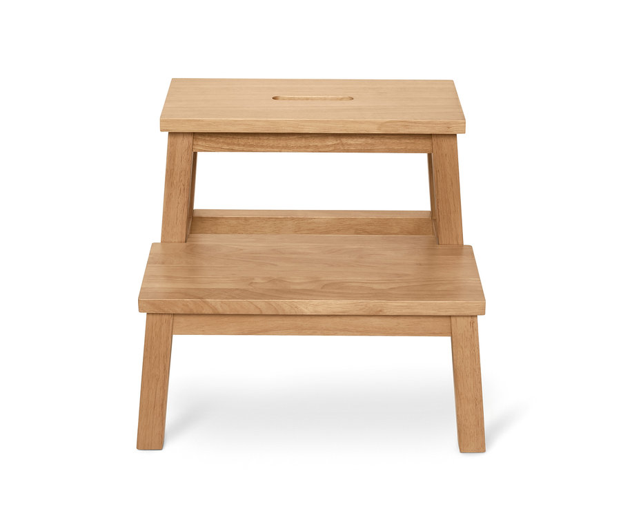 Ein Tritthocker aus Rubberwood mit zwei Stufen.