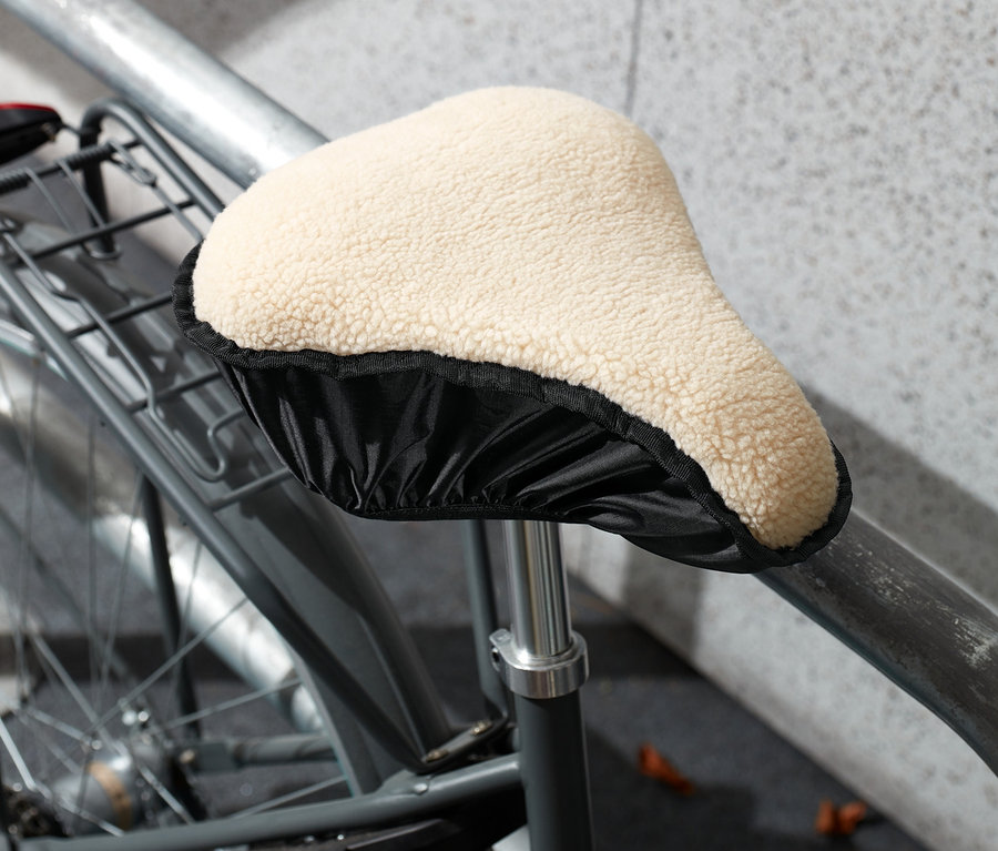 Detailaufnahme eines Fahrrads mit einem beigen 2-in-1-Sattelbezug.