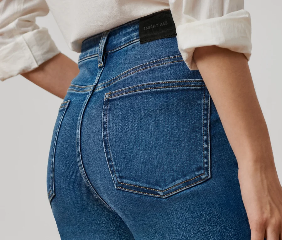 Detail einer Frau, die Skinny-Denim »Fit Hanna« trägt.
