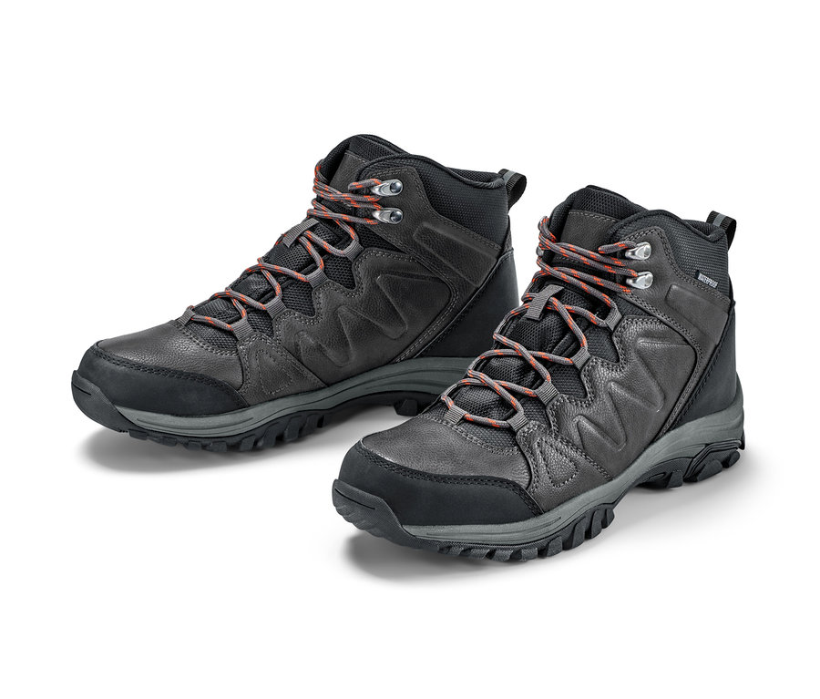 Zwei Trekkingschuhe auf weißem Hintergrund.