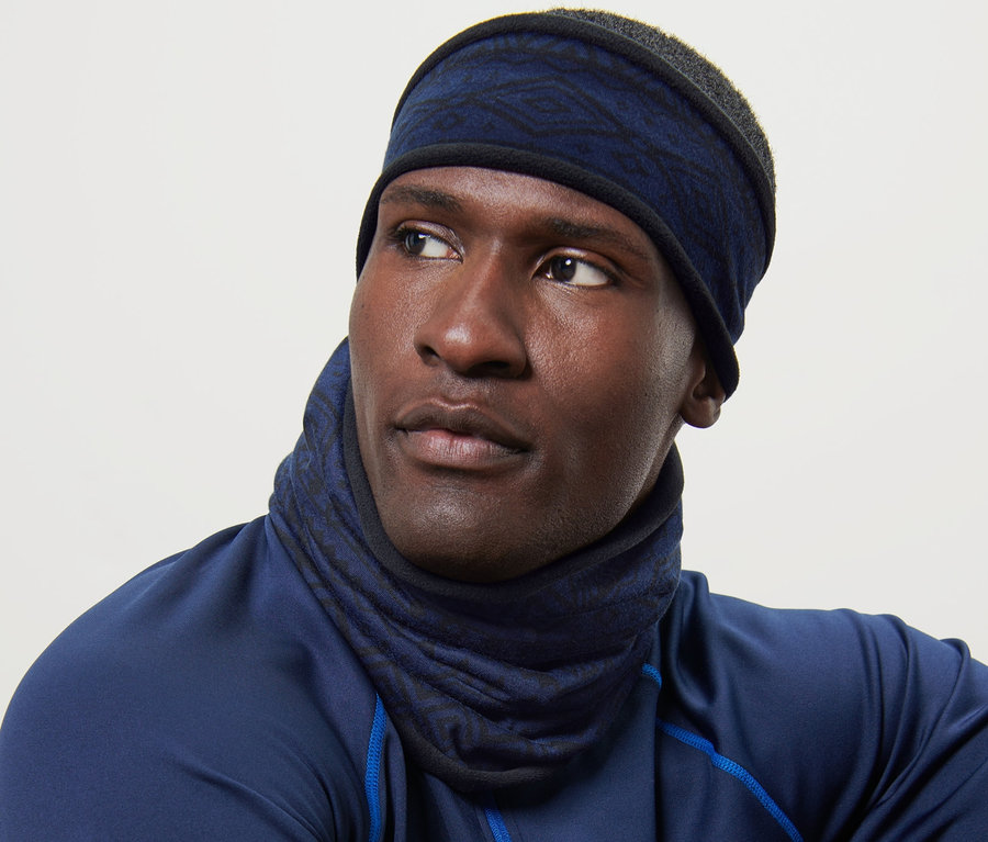 Mann trägt einen blauen Thermo-Fleecekragen und ein Stirnband.