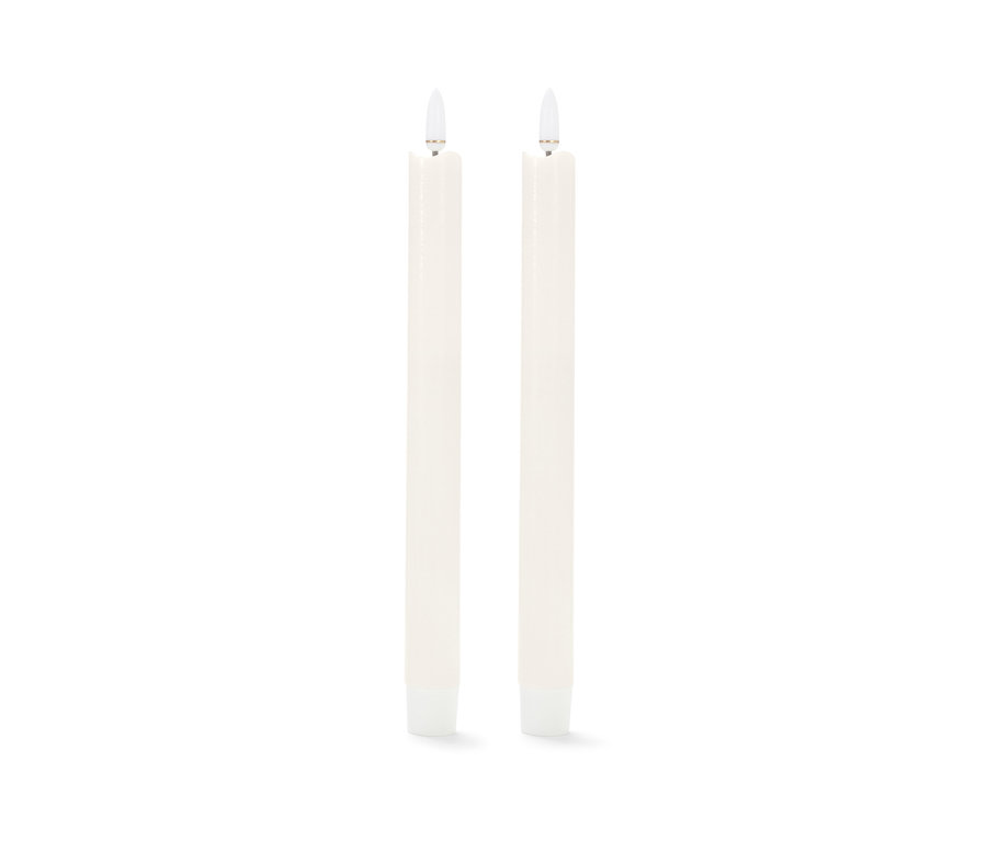 Zwei LED-Echtwachs-Stabkerzen.