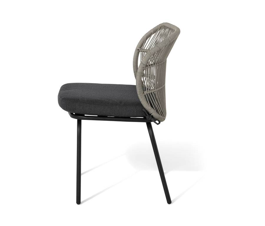 Seitenansicht eines Stuhls mit Textilgeflecht, der eine graue Sitzfläche und eine graue Textilgeflecht-Rückenlehne hat.