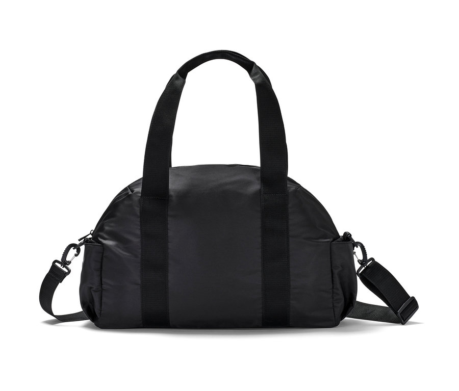 Schwarze Sporttasche.