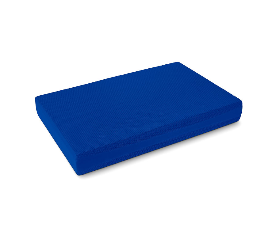 Blaues Balance-Pad auf weißem Hintergrund.