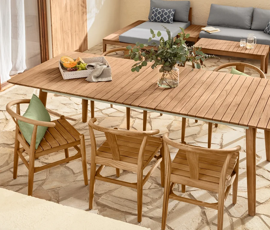 Terrasse mit Teak-Ausziehtisch, Teak-Design-Dining-Stühlen und Teak-Lounge-Ecke mit 2 Outdoor-Kissen.