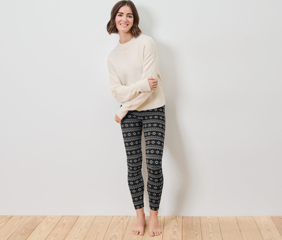 Frau steht und trägt Norweger-Leggings.