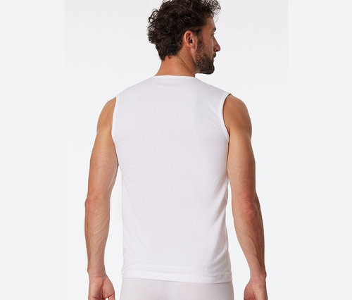 Mann von hinten trägt ein weißes SCHIESSER Tanktop mit Bio-Baumwolle.