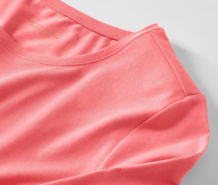 Detailansicht eines rosafarbenen Pyjamas.