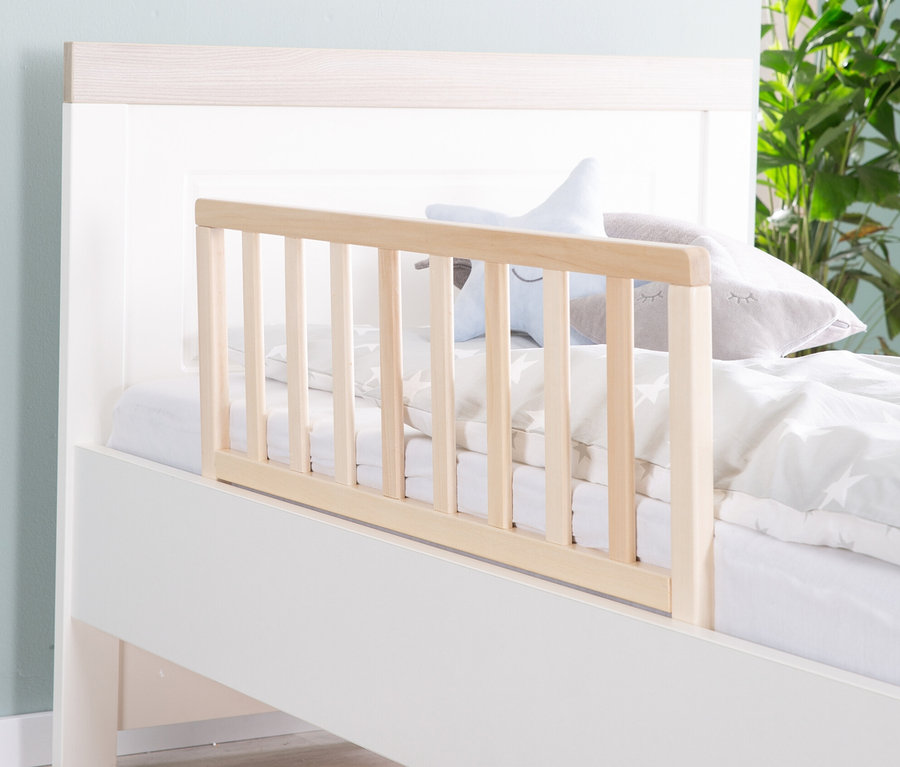 Kinderbett mit roba Babyschutzgitter, ca. 90 cm, aus naturfarbenem Holz.