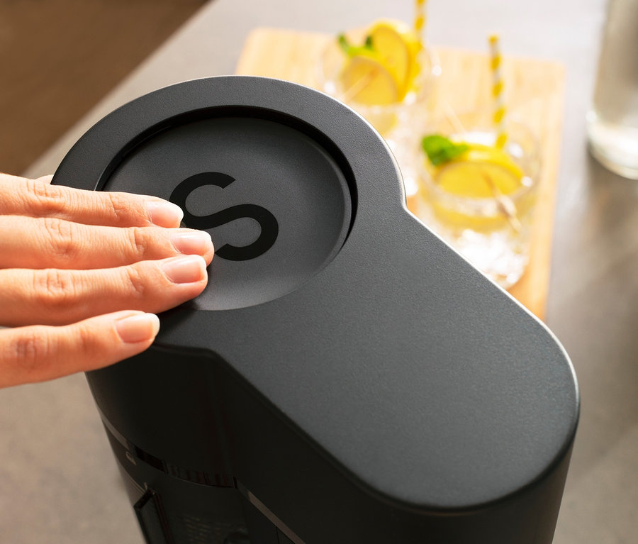 Eine Hand berührt den Sodapop Wassersprudler »Logan«.
