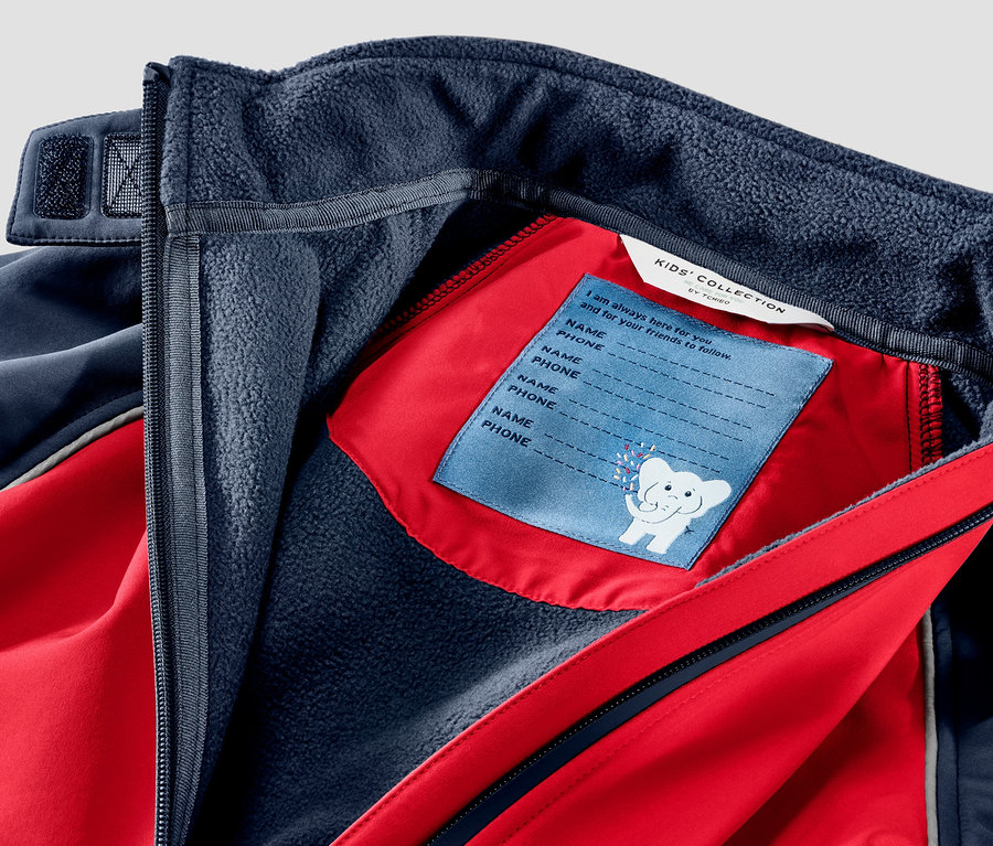 Detailansicht eines Kinder-Softshell-Einteilers in Rot und Blau.