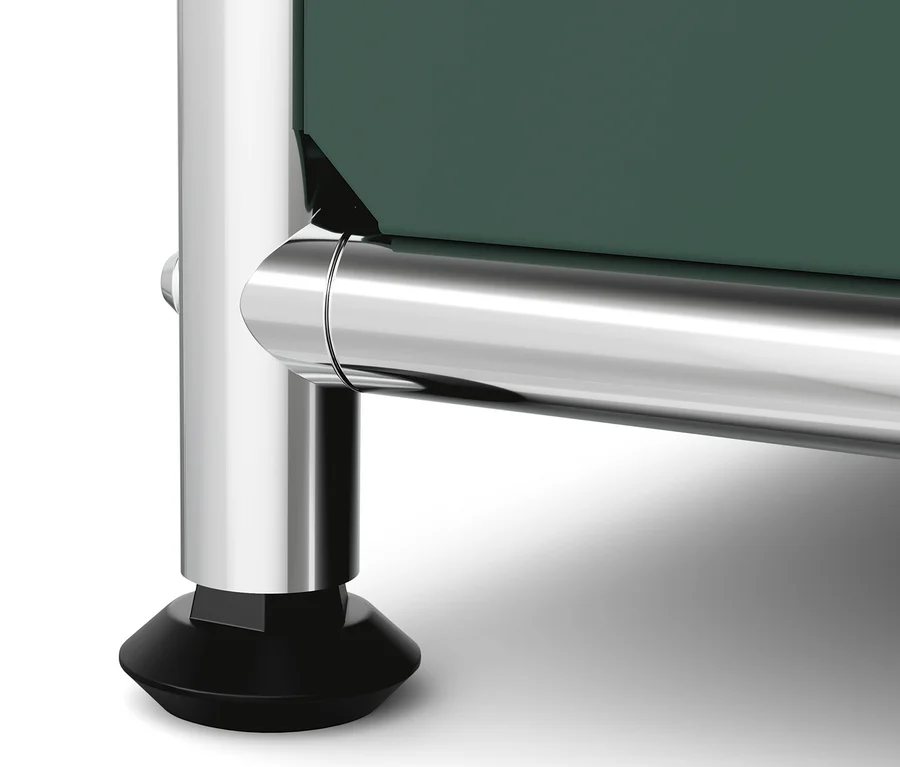 Detail einer Metallkommode »CN3« mit Klappenfächern, verchromtem Fuß und olivgrüner Füllung.