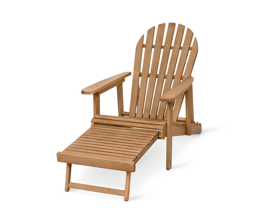 Ein naturfarbener Adirondack Gartensessel mit ausziehbarem Fußteil auf weißem Hintergrund.
