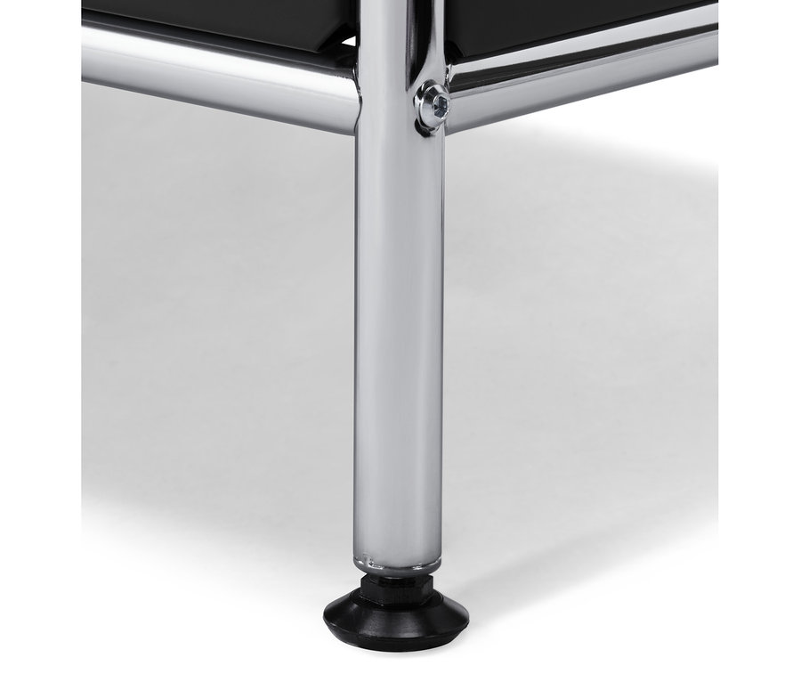 Detail eines schwarzen »CN3« Möbels mit Klappen und einem verchromten Bein.