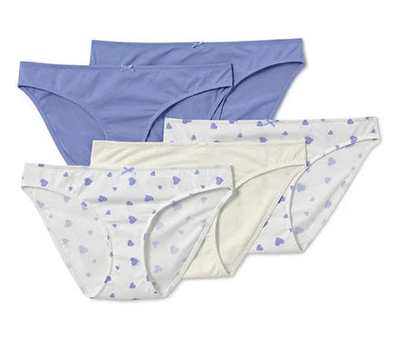 Fünf Slips: zwei hellblaue, ein cremefarbener und zwei weiße mit blauen Herzen.