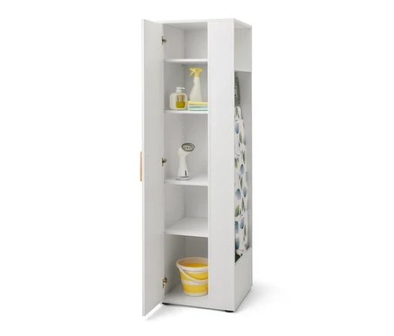 Offener Universalschrank mit seitlichem Stauraum, in den Regalen Reinigungsmittel und ein Bügelbrett.