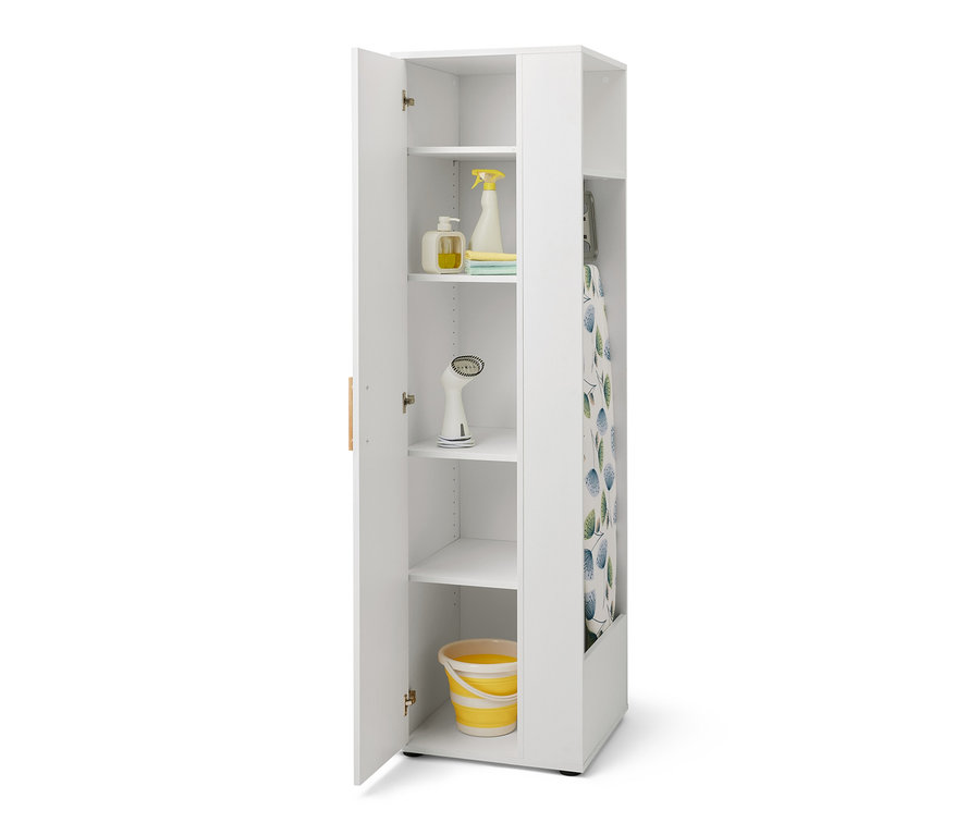 Offener Universalschrank mit seitlichem Stauraum, in den Regalen Reinigungsmittel und ein Bügelbrett.