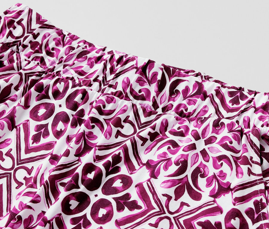 Detailansicht einer bedruckten Palazzohose in Berry.