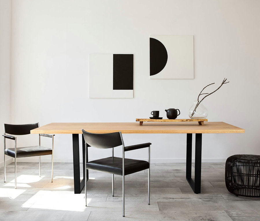 Zwei schwarze Stühle am Eglo Tisch »Sitottot«, 180 x 100 cm, mit einem schwarzen Teeservice und einer Vase auf einem dekorativen Tablett.