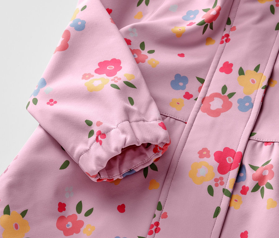 Detailansicht einer Kinder-Softshelljacke mit Blumenmuster.