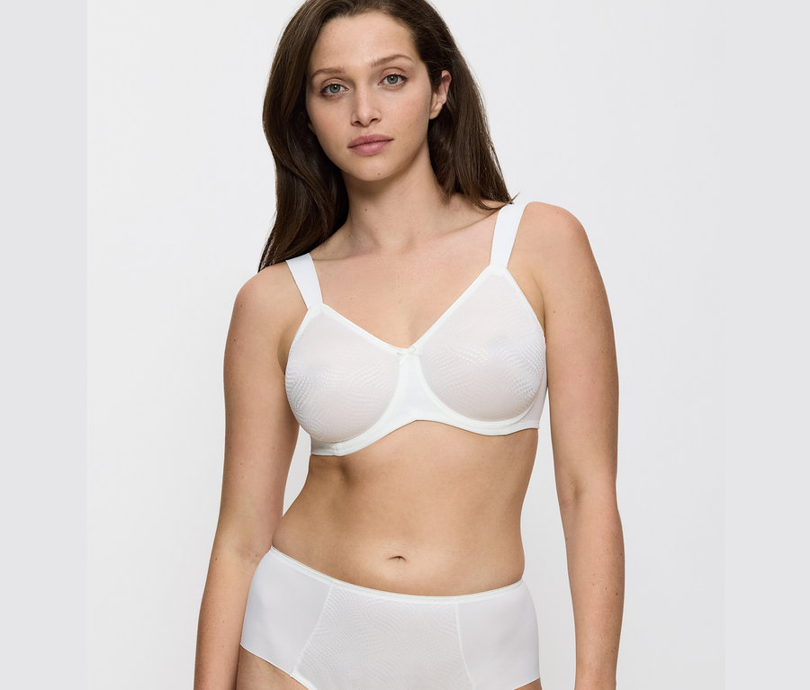 Frau trägt einen Vanille Triumph Essential »Minimizer W X« BH und Unterhose.