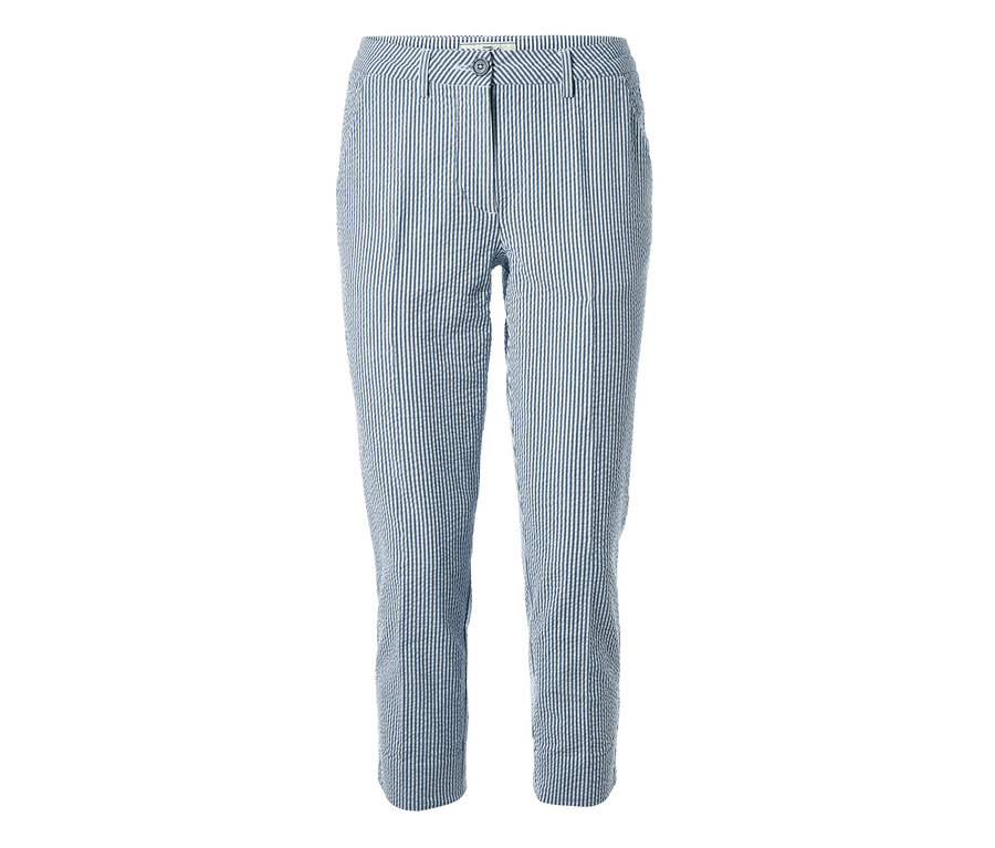 Eine Seersucker-Hose mit blauen und weißen Streifen.