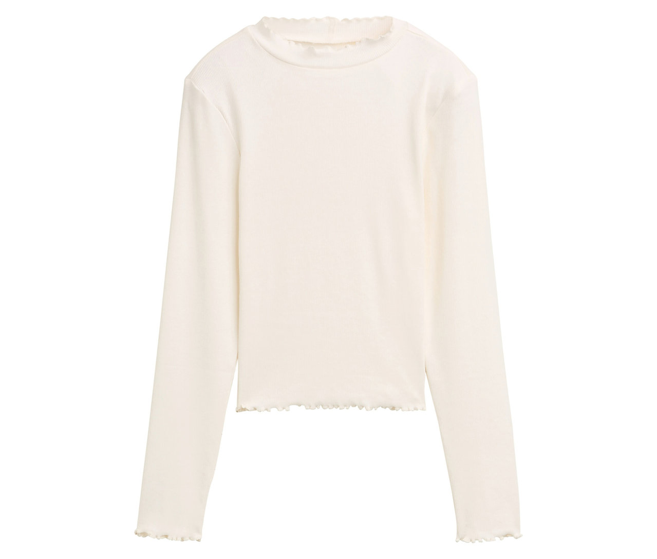 Ein cremefarbenes, langärmliges T-Shirt mit Rüschen.