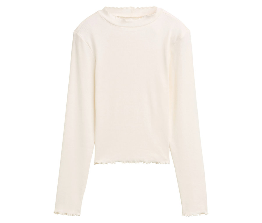 Ein cremefarbenes, langärmliges T-Shirt mit Rüschen.