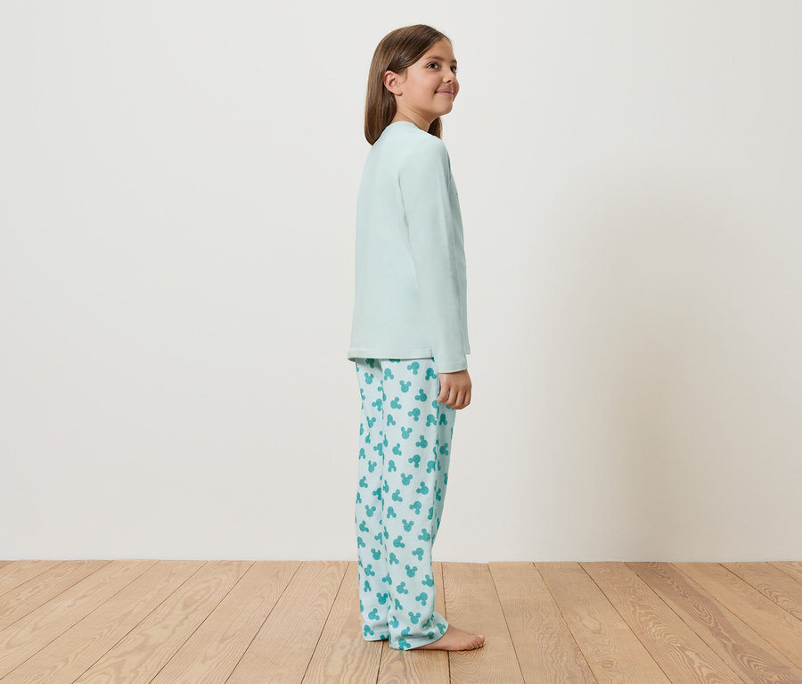 Mädchen im Pyjama mit Aufdruck.