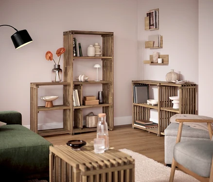 Wohnzimmer mit Holzregalen und Sessel mit Armlehnen und Holzgestell.