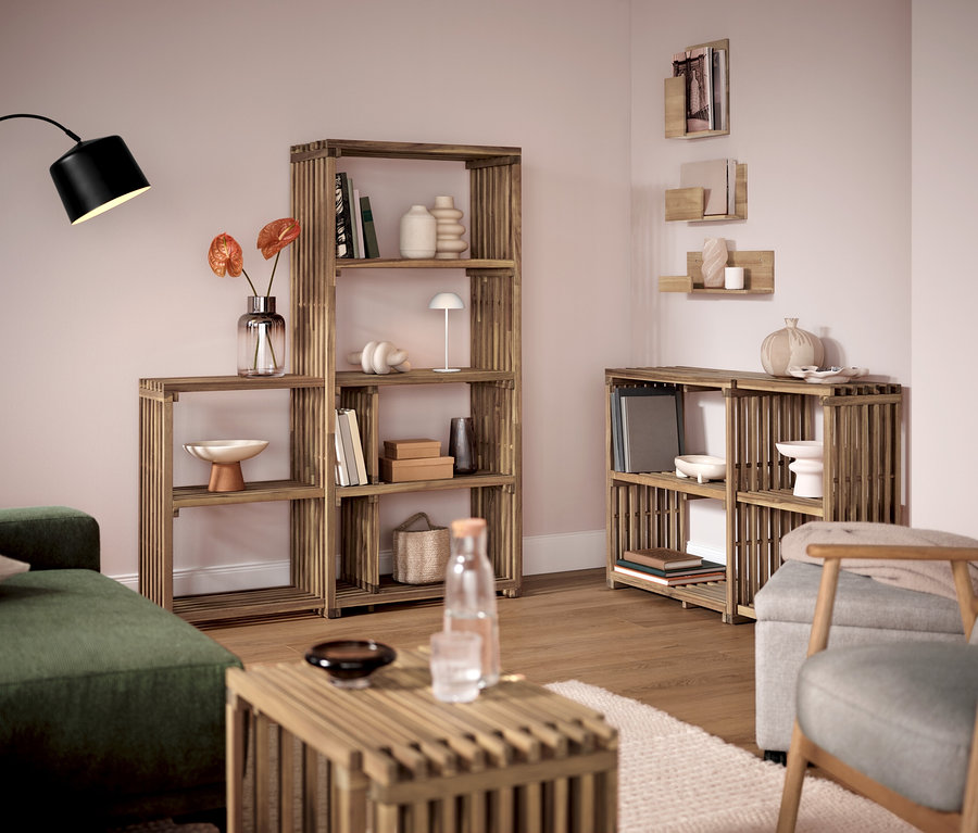 Wohnzimmer mit Holzregalen und Sessel mit Armlehnen und Holzgestell.