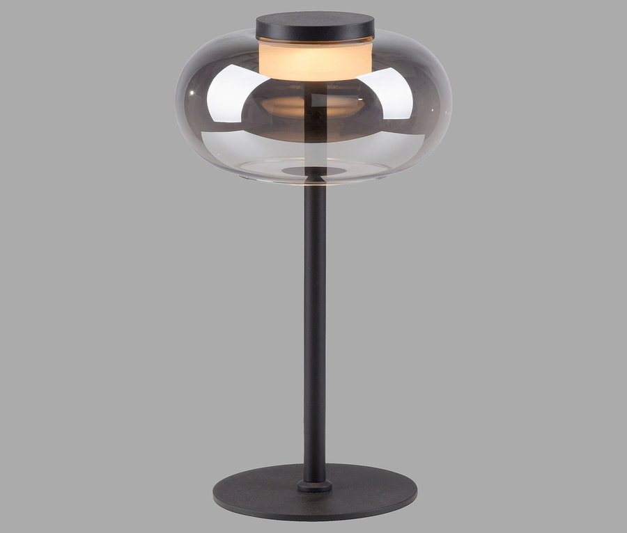 Schwarze Tischleuchte mit kugelförmigem Glasschirm.